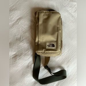 North face cross body bag /Fanny pack